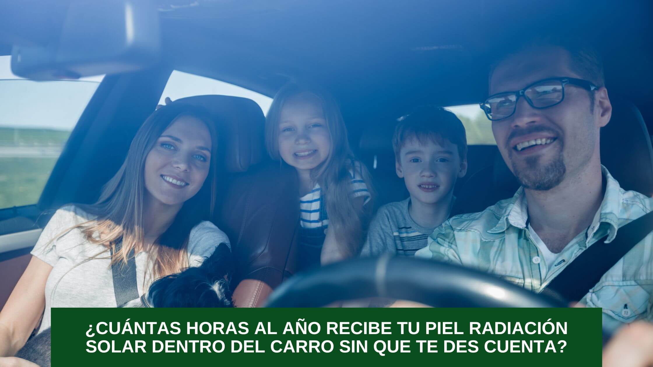 Familia dentro de un vehículo protegida de la radiación solar gracias a películas de protección automotriz.