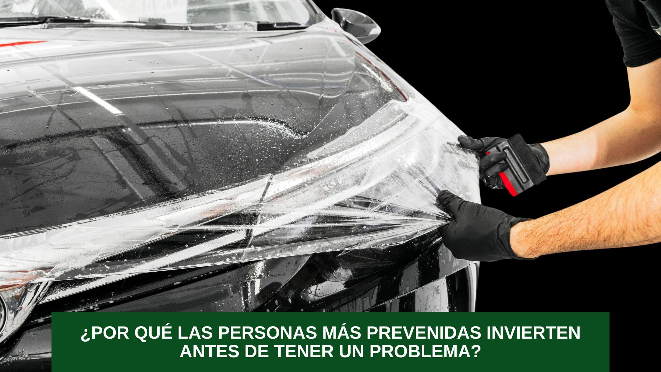 Conductor tomando decisiones preventivas para proteger su vehículo, su salud y su tranquilidad.