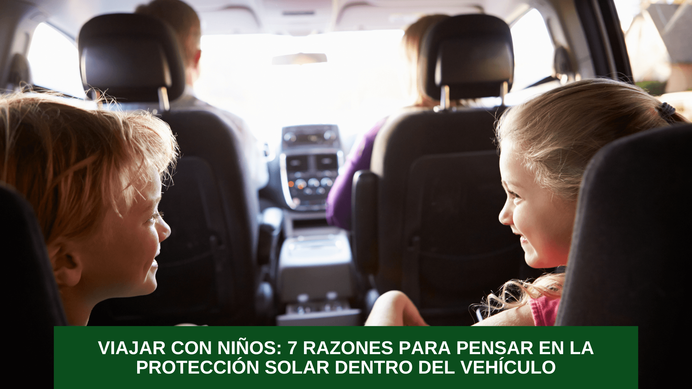 Familia viajando en vehículo con protección solar en las ventanas.